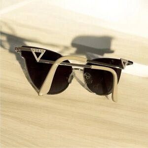 Vtg Guess Sunglasses Cream Color Beautiful GU7604